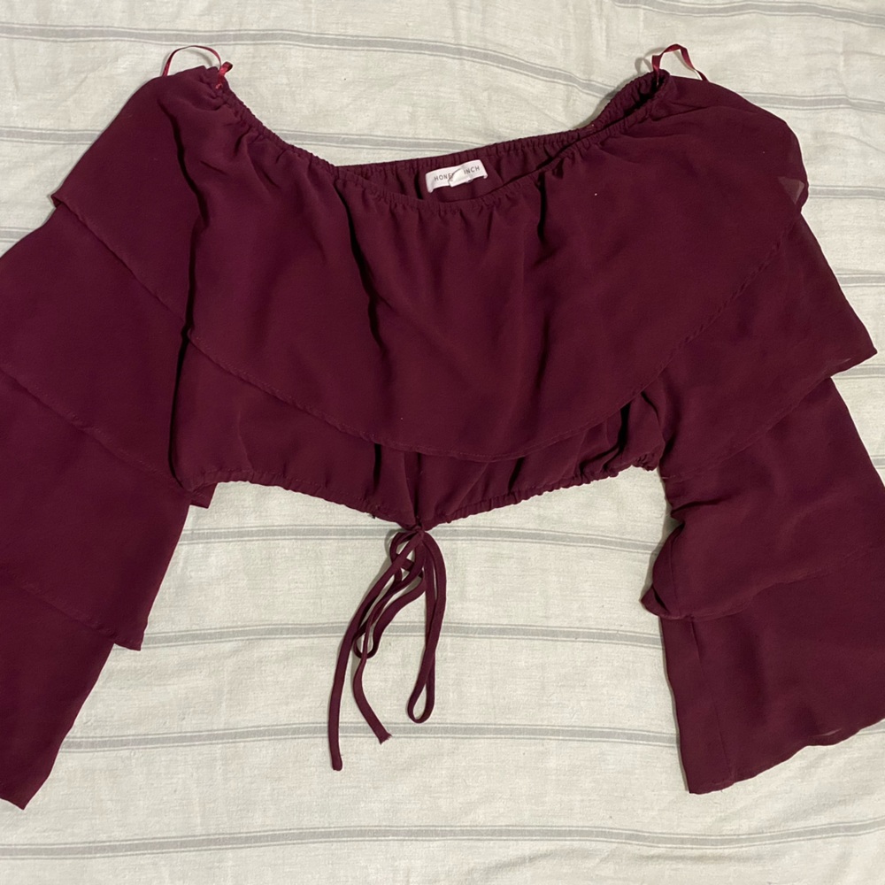 Slightly cropped, flare sleeve, ruffle top
